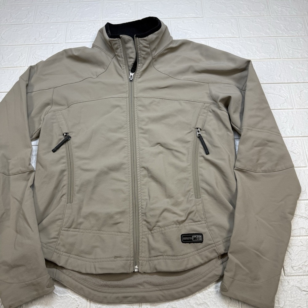 REI Jacket Womens Medium Beige Softshell Front Zip Drop Tail Hem Lightweight Tan